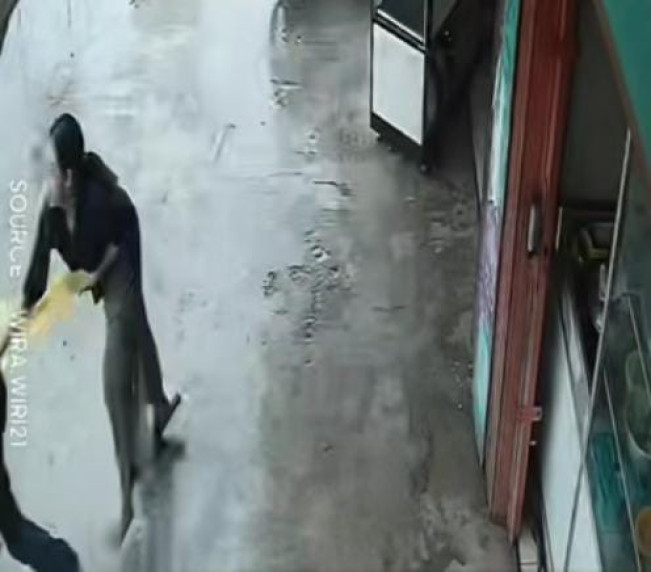 Viral! Emak-emak di Lampung Tangkap Maling dengan Tangan Kosong, Netizen: "Power Emak-emak Memang Gak Ada Lawan!"