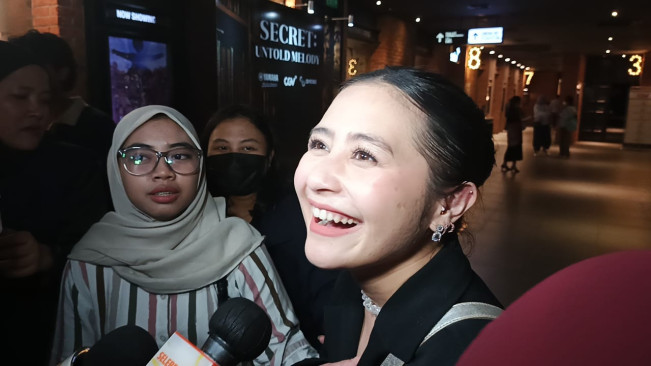 Datang ke Gala Premiere Film 'Bad Guys', Prilly Berikan Buket Bunga Untuk Omara Esteghlal