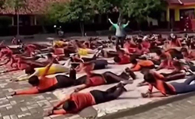 Siswa SD di Karawang Belajar Renang di Lapangan Viral di Medsos Usai Protes Orang Tua Soal Pungutan Biaya