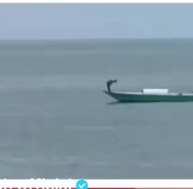 Di Tengah Deburan Ombak, Nelayan Ini Tetap Menjaga Salatnya