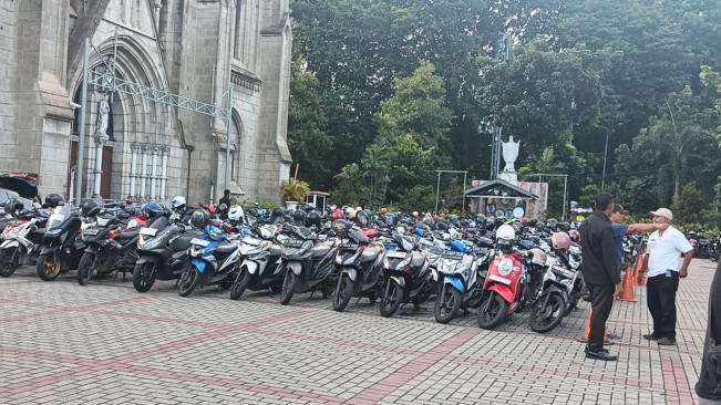 Indahnya Toleransi! Ribuan Jamaah Salat Idul Fitri Parkir Kendaraannya di Gereja Katedral Jakarta