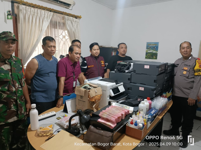 Polisi Gerebek Rumah Produksi Uang Palsu di Bogor, Amankan 5 Tersangka dan Barang Bukti Miliaran Rupiah