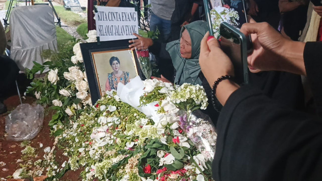 Isak Tangis Warnai Pemakaman Titiek Puspa di TPU Tanah Kusir