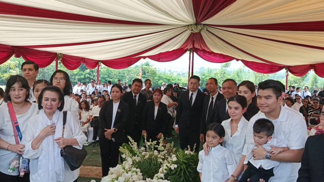 Bams Samsons dan Desiree Tarigan Pilih Absen di Pemakaman Hotma Sitompul di San Diego Hills