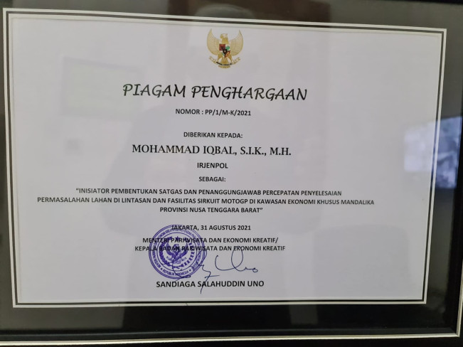 Bebaskan Lahan Sirkuit Mandalika dengan Damai, Kapolda dan Danrem Terima Penghargaan dari Sandiaga