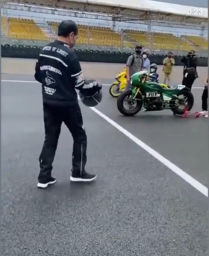 Kendarai Kawasaki W175 Jokowi Jajal Sirkuit Mandalika