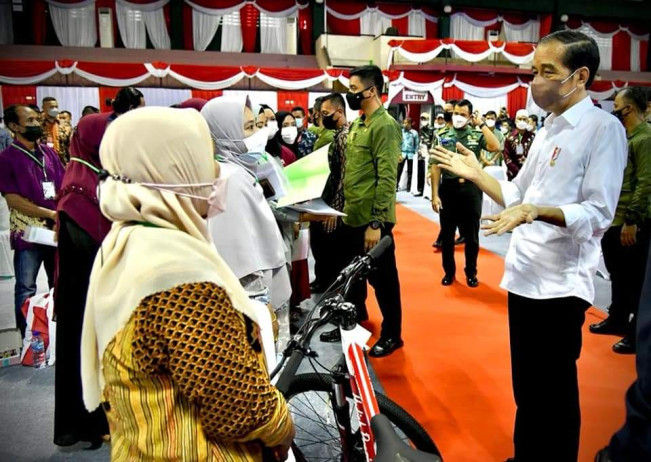 Aksi Bagi-bagi Sepeda Kembali Dilakukan Jokowi