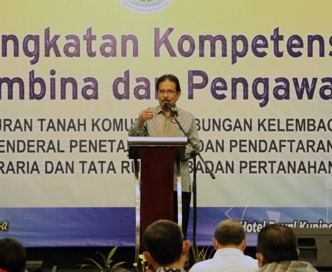 Bagikan Sertifikat Tanah, Menteri Sofyan Ingatkan Warga agar Tidak Terjerat Rentenir