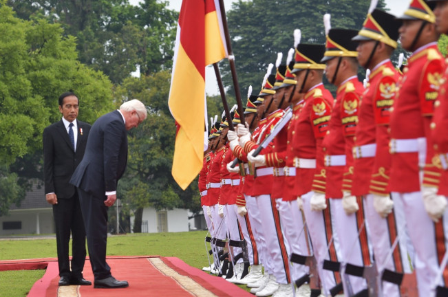 Ke Istana Bogor, Jokowi Ajak Presiden Jerman Tanam Cendana
