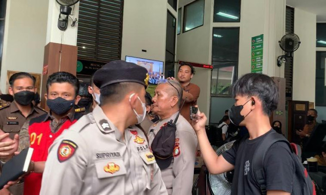 Penjelasan Kuasa Hukum soal Ferdy Sambo Salami Seseorang saat Masuk Ruang Sidang