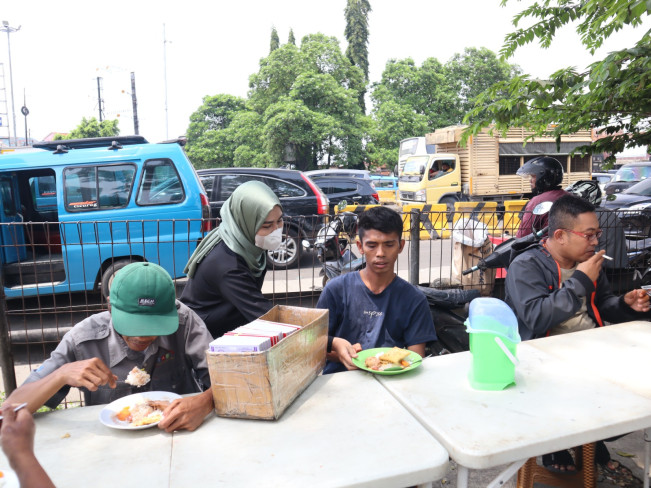 Cara Unik Sekolah Relawan Bagikan Makanan Gratis