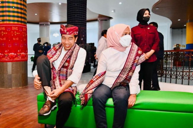 Sepatu Kets Tenun Buatan Bali Dibeli Jokowi