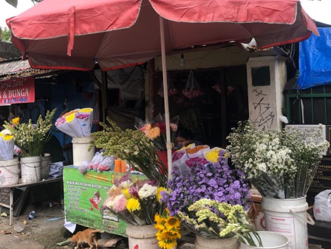 Berkah Jelang Ramadhan untuk Penjual Bunga di TPU