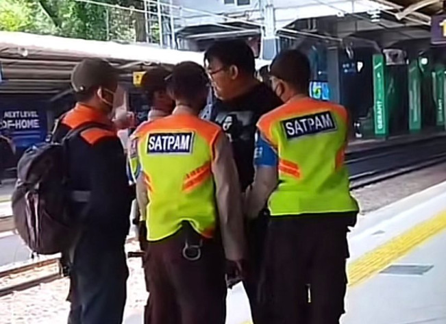 Polisi Amankan Pria Ngamuk di Stasiun Manggarai