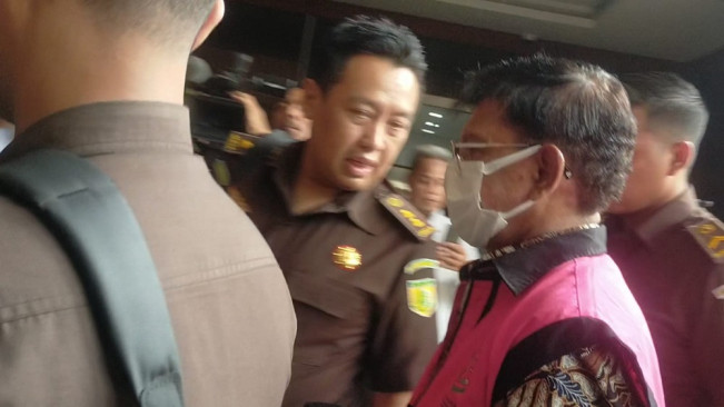 Johnny Plate Jalani Sidang Perdana dengan Agenda Dakwaan