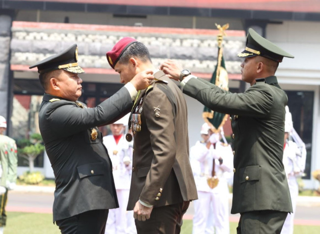 Kasad Dudung Anugerahi Bintang Eka Paksi Utama kepada Kasad Singapura