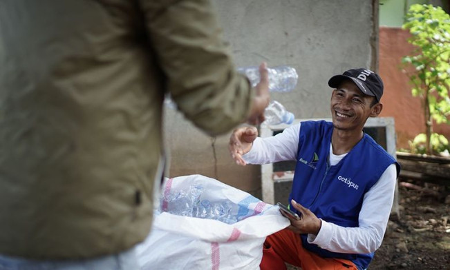 "Sentuhan Jari" Sulap Sampah Jadi Rupiah