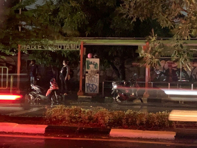 Minimnya Pencahayaan Bikin Halte Juanda Depok Kurang Nyaman