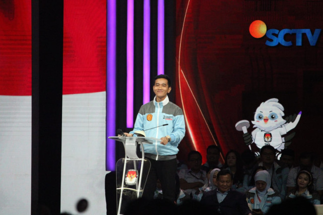 Debat Seru! Gibran Rakabuming Raka Makan Pisang saat Jeda Iklan