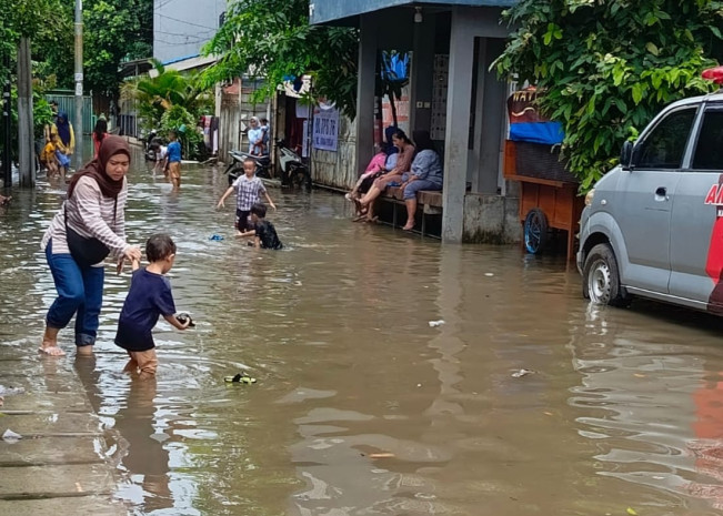 Pemilu 2024: Anak Muda Antusias-Terjang Banjir buat Nyoblos