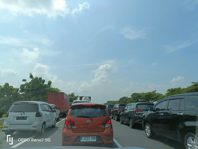 Pemudik Merayap di Tol Cipali