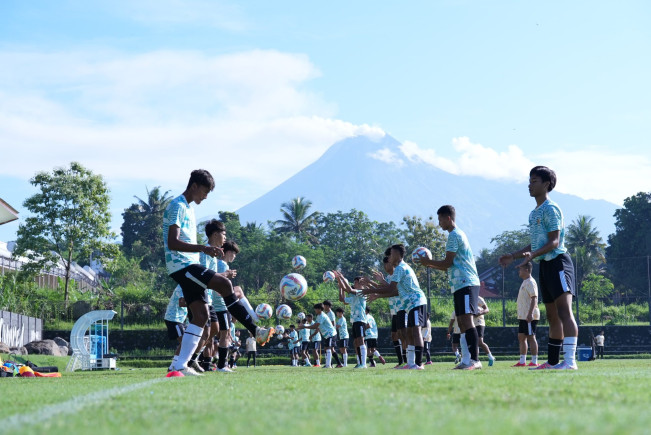 Tidak Pimpin Latihan Tim U-16, Nova Perintah Geber Pemain
