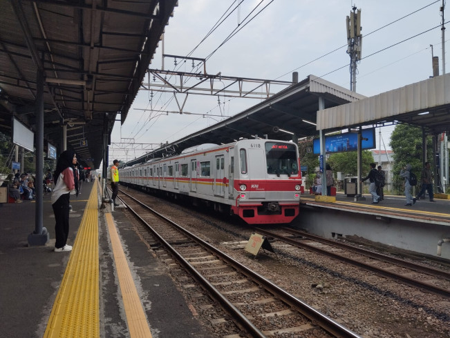 â€œBirukanâ€ Langit, Penglaju Ber-KRL Pangkas Polusi Jakarta