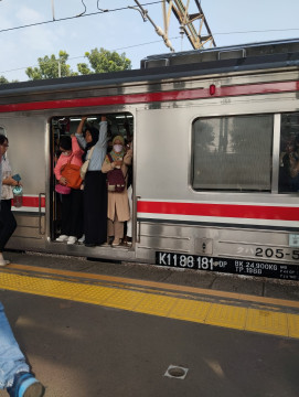 â€œBirukanâ€ Langit, Penglaju Ber-KRL Pangkas Polusi Jakarta