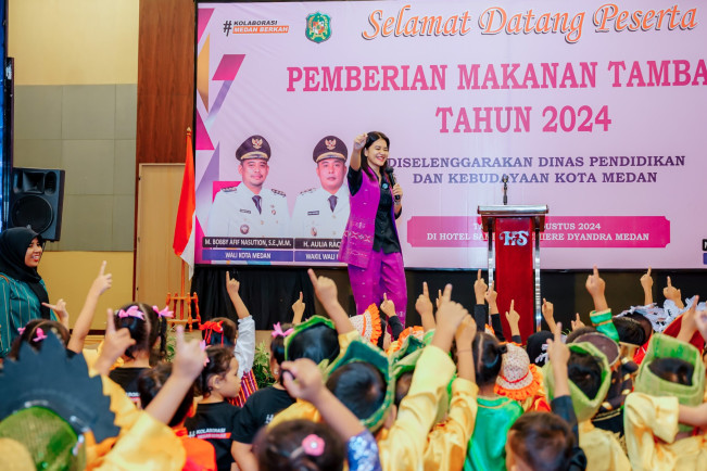 Keceriaan Anak PAUD Kota Medan: Kahiyang Ayu Bagikan Sepeda dalam Acara Pemberian Makanan Tambahan