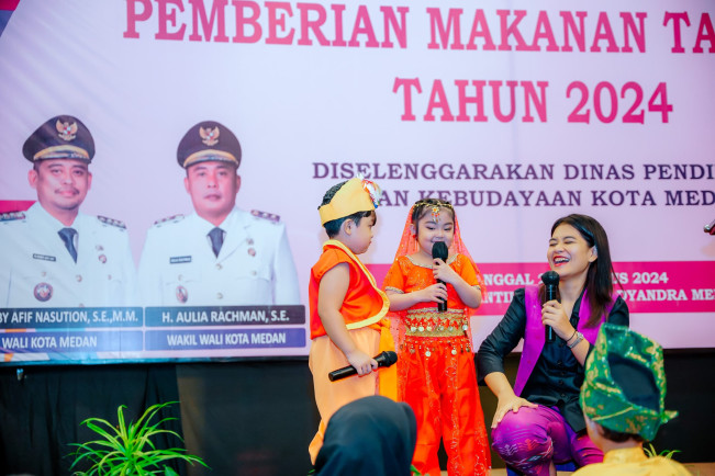 Keceriaan Anak PAUD Kota Medan: Kahiyang Ayu Bagikan Sepeda dalam Acara Pemberian Makanan Tambahan