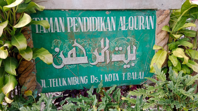 Polsek Teluk Nibung Berikan 50 Al-Quran ke TPA Baiturahman