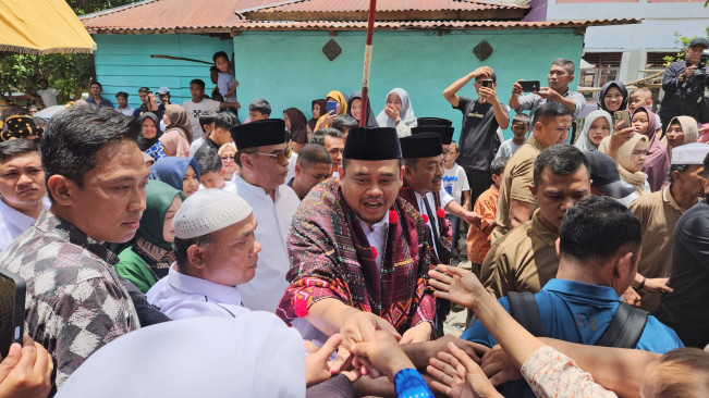 Rosdiani Terharu dapat Hadiah Umrah dari Bobby Nasution