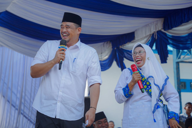 Rosdiani Terharu dapat Hadiah Umrah dari Bobby Nasution