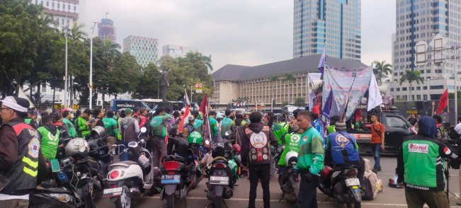 Ribuan Ojol Mulai Padati Patung Kuda, Buka Unjuk Rasa Nyanyikan Lagu Indonesia Raya