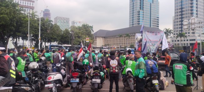 Ribuan driver ojol yang berdemo (20/5) [Foto: Selvianus Kopong Basar]