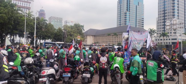 Ribuan driver ojol yang berdemo (20/5) [Foto: Selvianus Kopong Basar]
