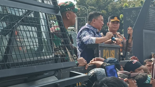 Ditolak Mediasi, Dirjen Kemenhub Sempat Dilempar Botol oleh Ribuan Ojol