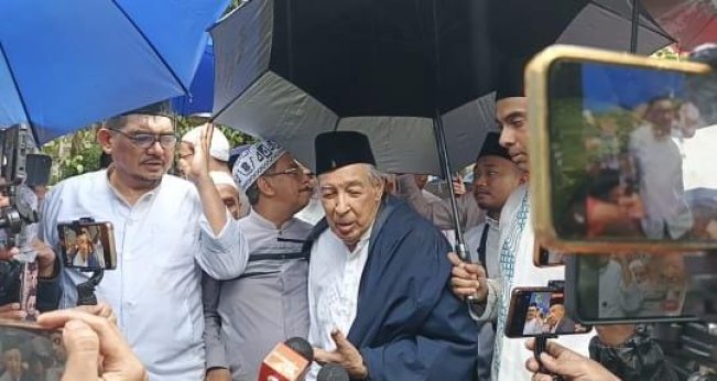 Quraish Shihab di pemakaman Ibrahim Sjarief Assegaf. (Selvianus Kopong Basar)