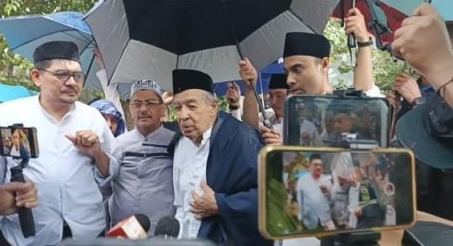 Pemakaman Suami Najwa Shihab Diiringi Hujan, Quraish Shihab Anggap Pertanda Baik