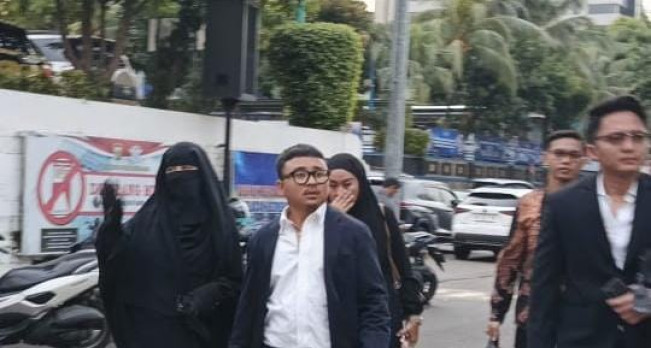 Abidzar dan Ummi Pipik datangi Polda Metro Jaya (22/5) [Selvianus Kopong Basar]