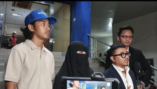 Abidzar dan Ummi Pipik datangi Polda Metro Jaya (22/5) [Selvianus Kopong Basar]