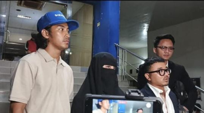 Abidzar dan Ummi Pipik datangi Polda Metro Jaya (22/5) [Selvianus Kopong Basar]