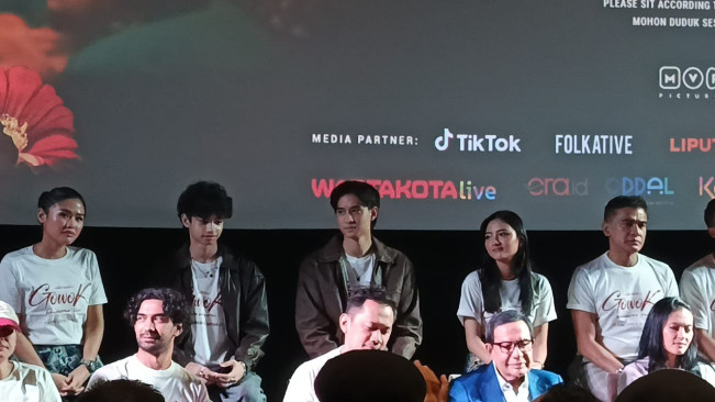 Para pemeran film Gowok: Kamasutra Jawa dalam konferensi pers di Thamrin, Jakarta Pusat, Senin (26/5/2025). [FTNews.co.id/Selvianus Kopong Basar] 