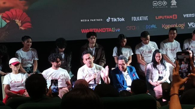 Para pemeran film Gowok: Kamasutra Jawa dalam konferensi pers di Thamrin, Jakarta Pusat, Senin (26/5/2025). [FTNews.co.id/Selvianus Kopong Basar] 