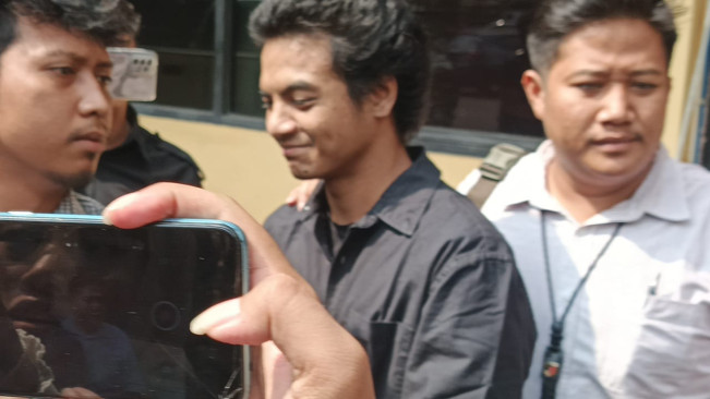 Vadel Badjideh dipindahkan ke Kejaksaan Negeri Jakarta Selatan (3/6) [Selvianus Kopong Basar]