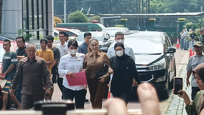 Nikita Mirzani resmi dipindahkan ke Kejaksaan Negeri Jakarta Selatan (5/6) [Foto: Selvianus Kopong Basar]