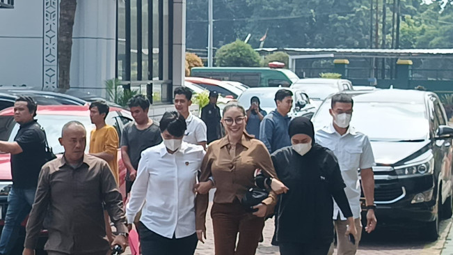 Pakai High Heels dan Tangan Tak Diborgol,  Nikita Mirzani Irit Bicara Saat Tiba di Kejari Jaksel