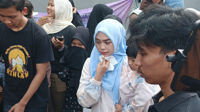 Menangis dan Baca Doa, Reaksi Ria Ricis Saat Sapi Seberat 1,2 Ton Disembelih