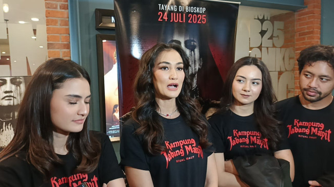 Atiqah Hasiholan jadi dukun aborsi di Kampung Jabang Mayit (10/6) [Selvianus Kopong Basar]