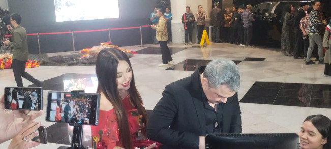 Titi DJ datang ke acara ngunduh mantu Al Ghazali dan Alyssa Daguise di JCC dengan Thomas Djorghi (19/6) [Selvianus Kopong Basar]